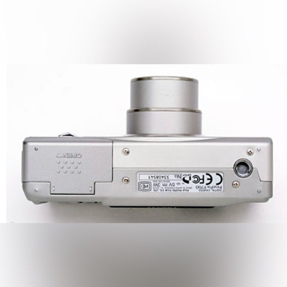 Fujifilm F700 Digital Camera - Picture 9 of 9